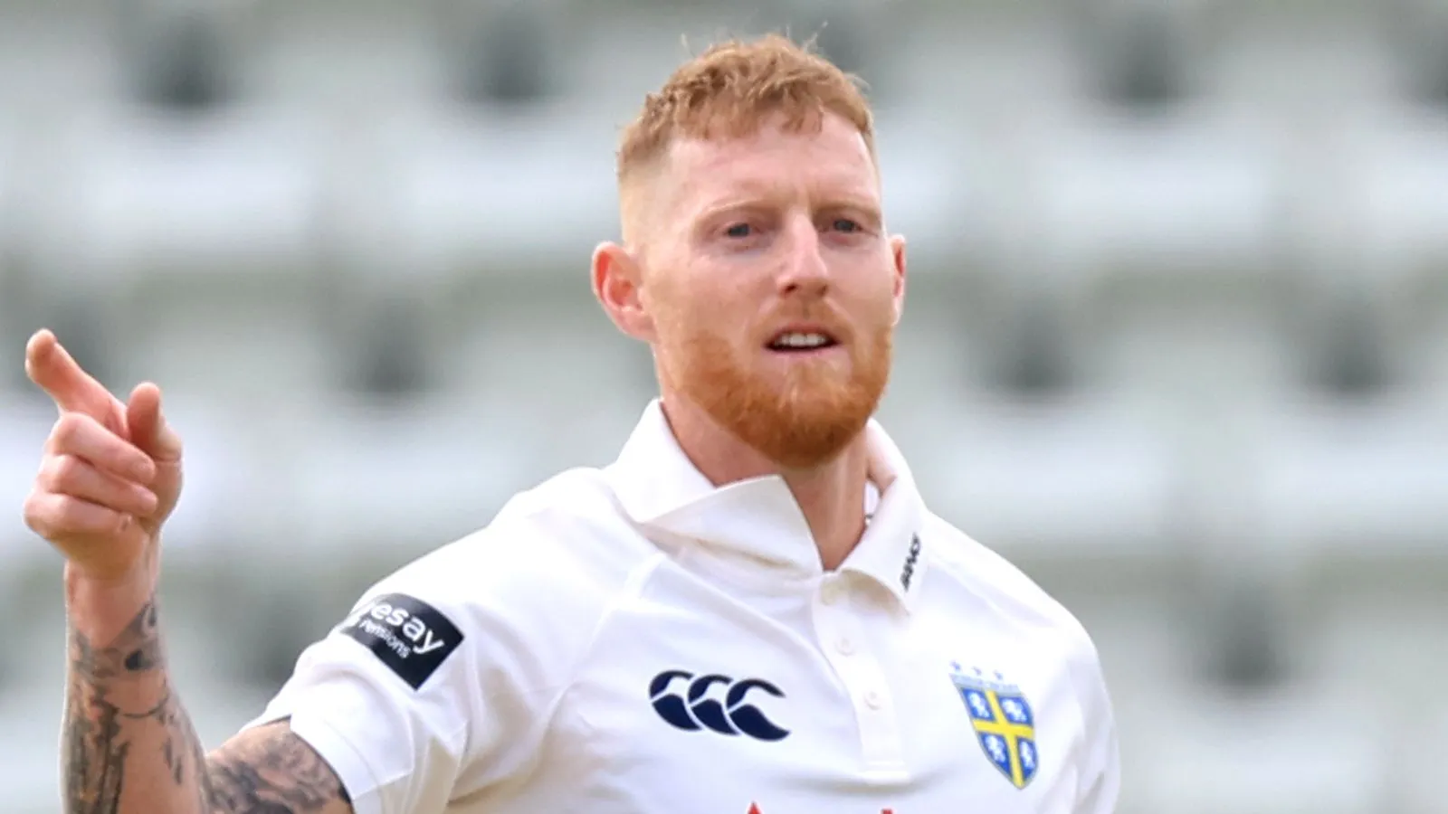 Ben Stokes คืนสังเวียน! กัปตันสิงโตคำรามแผลงฤทธิ์กดสองวิกเก็ตให้ Durham ในการคัมแบ็กหลังศึก Ashes