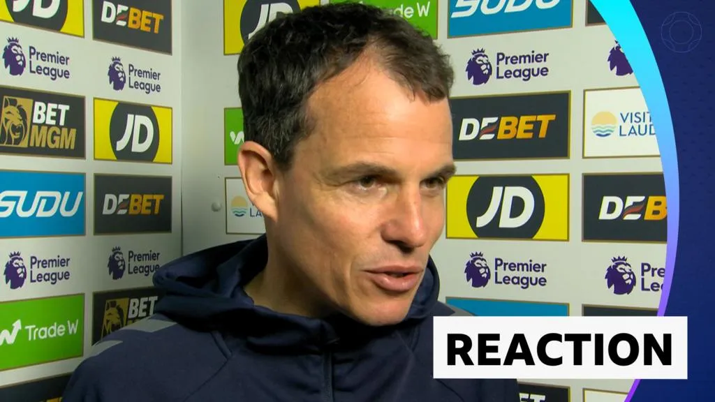 เงาที่ทาบทับ Molineux: เมื่อเส้นผมกลายเป็นพันธนาการ และความกังขาของ Regis Le Bris