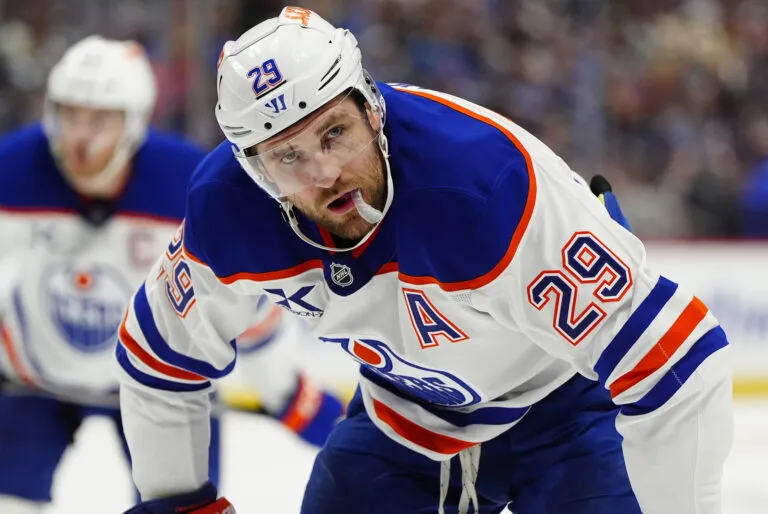 แรงกระแทกอำมหิต: Chris Kreider กับการเข้าปะทะ Leon Draisaitl ที่สั่นสะเทือนไปทั้งลานน้ำแข็ง