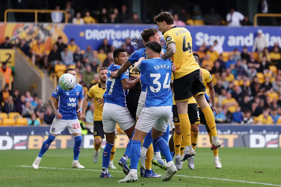 วิกฤตศรัทธา ณ Molineux: Sunderland พลาดท่าถูก Wolves สะกดรอยตามเจ๊า ท่ามกลางใบแดงปริศนา