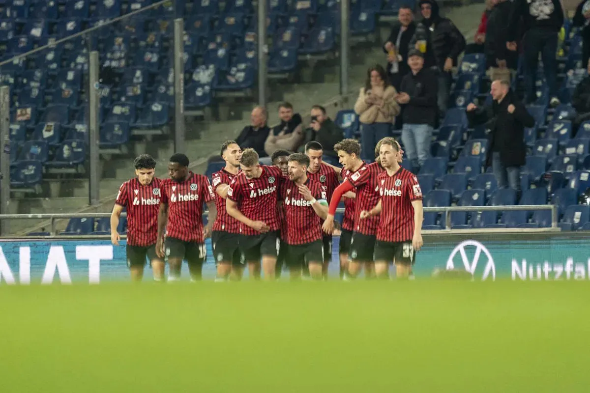 ศึกชิงเก้าอี้ดนตรี! พรีวิว 2. Bundesliga คู่เดือด: Hannover 96 ปะทะ SC Paderborn 07