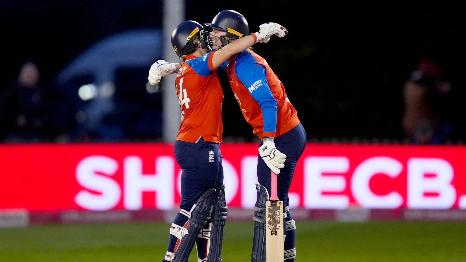 England ปะทะ New Zealand: Freya Kemp ซูฮก Alice Capsey ร่างทอง 'โหมดเพชฌฆาต' พร้อมฉลองคัมแบ็กขว้างลูกหลังพักยาวจนหยากไย่เกาะ