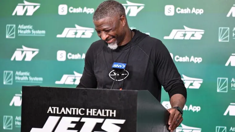สถาปัตยกรรมแห่งอนาคต: งบประมาณ 110 ล้านเหรียญของ Jets และรันเวย์สีทองสำหรับจอมทัพรุ่นเยาว์