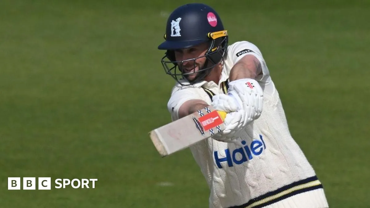 ความเสื่อมสลายของโครงสร้างที่ Hove: Smith และ Woakes พยายามค้ำยัน Warwickshire ท่ามกลางรอยร้าว