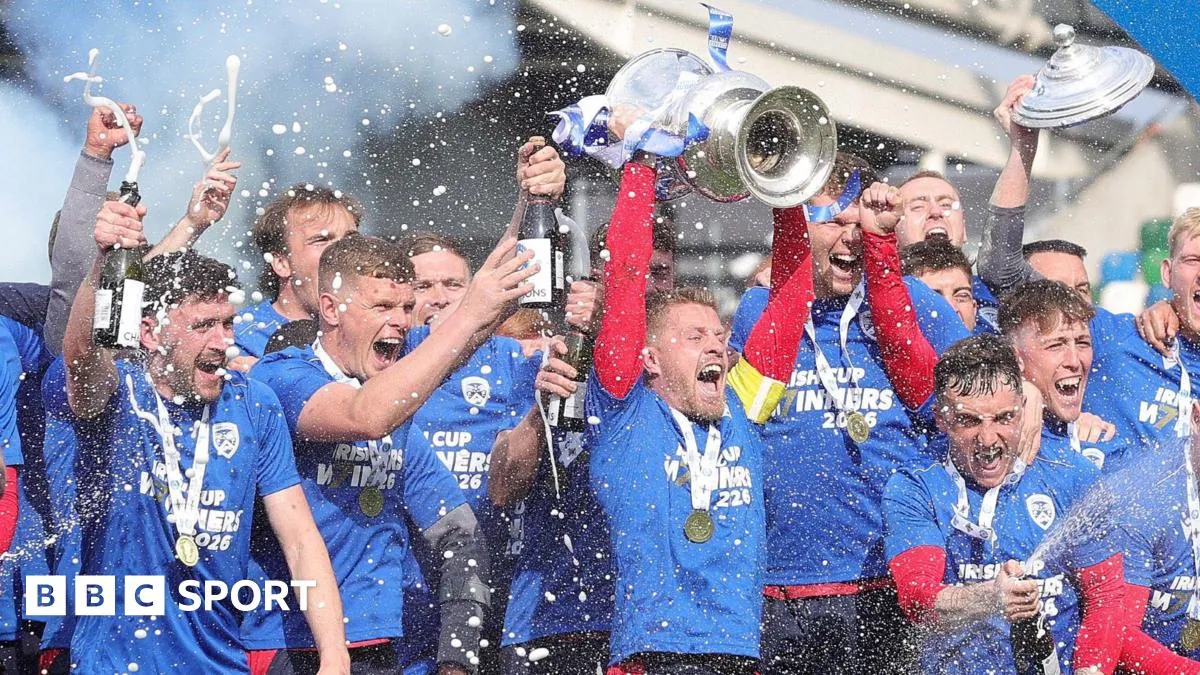 หยาดเหงื่อและคราบเขม่าที่ Windsor Park: Coleraine บดขยี้หัวใจ Swifts ทวงคืนบัลลังก์ Irish Cup