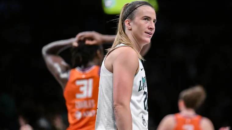 เงาที่คืบคลานใน Barclays Center: Sabrina Ionescu กับรอยร้าวที่รอผล MRI
