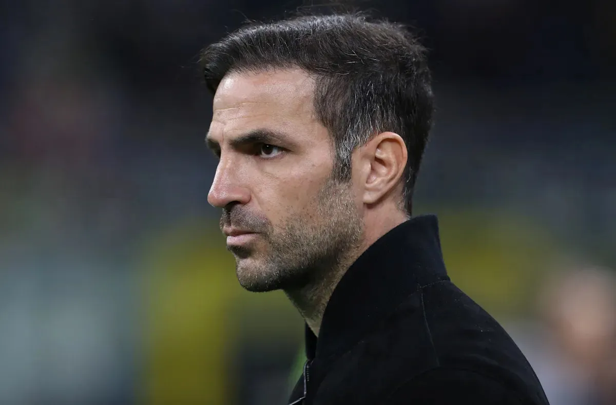 “ผมเชื่อมั่นในเส้นทางนี้” – Cesc Fabregas กับเสียงกระซิบจากเงาอดีตที่ Stamford Bridge