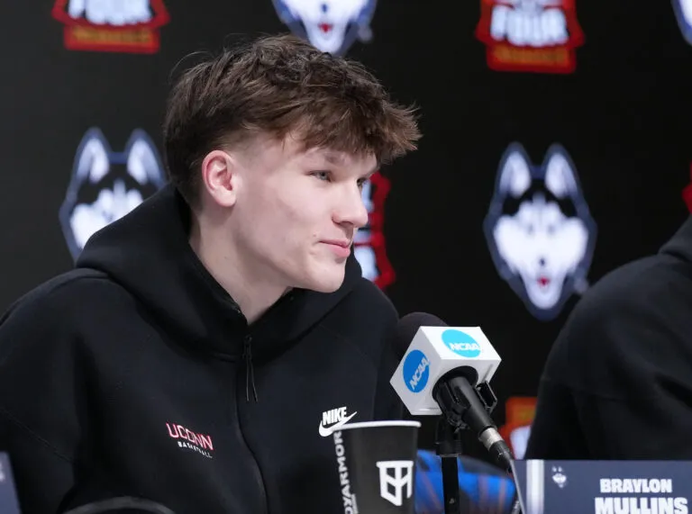 รอยสักแห่งชัยชนะ: Braylon Mullins เลือกปฏิเสธแสงสี NBA เพื่อภารกิจที่ยังไม่จบกับ UConn