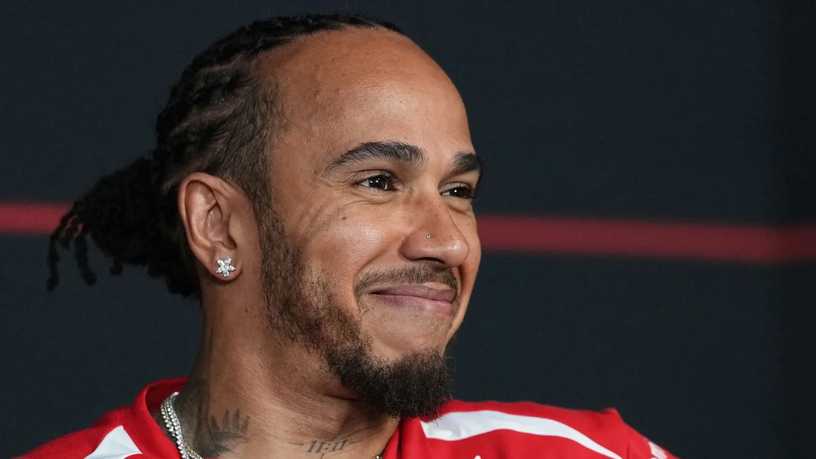 การคืนชีพของอัศวินสีชาด: Nigel Mansell วิเคราะห์สภาวะ 'จิตวิญญาณใหม่' ของ Lewis Hamilton ภายใต้ปีกกา Ferrari