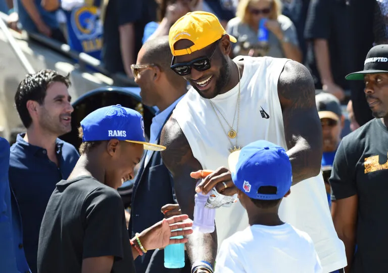 สายเลือดที่ซ่อนไว้? LeBron James ปล่อยมุกอำกระจาย หลังเผชิญหน้า 'ฝาแฝด' ของลูกชายกลางสนาม