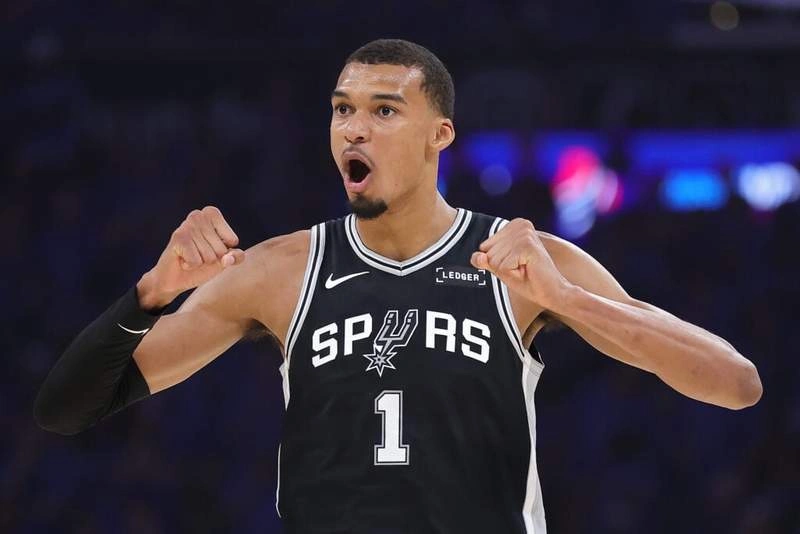 เงาสะท้อนแห่งมนตรา: เมื่อลูกยิงไกลของ Wembanyama ปลุกวิญญาณ Stephen Curry ให้ฟื้นคืนชีพ